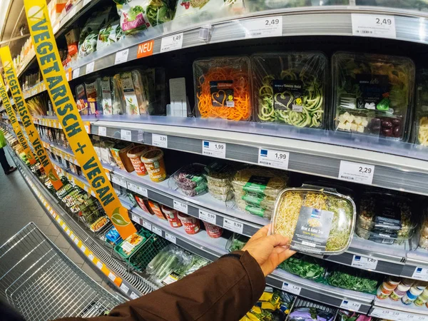 Erkek müşteri vegan vejetaryen yemek supermakert içinde satın alma — Stok fotoğraf