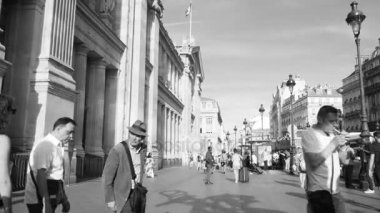 İnsanlar gün zamanında binaları ile sokak yolda yürürken, insanlar