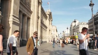 İnsanlar gün zamanında binaları ile sokak yolda yürürken, insanlar