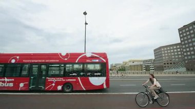 Çift katlı geleneksel İngiliz otobüs