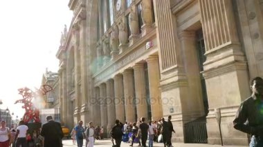 İnsanlar gün zamanında binaları ile sokak yolda yürürken, insanlar