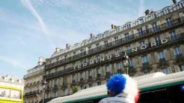 binalarda, güneşli gün ile sokak yol arabalar