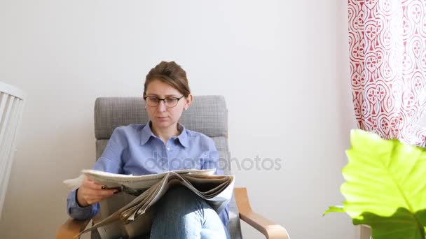 Vrouw leest de krant Le Monde — Stockvideo