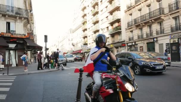 Jovem Macho Capacete Moto Estrada Rua Com Edifícios — Vídeo de Stock