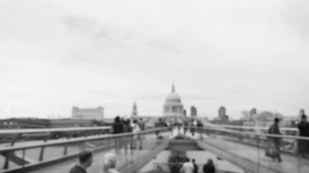 Personas junto a la Catedral de San Pablo — Vídeo de stock