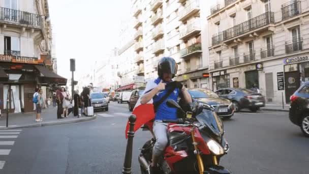 Jovem Macho Capacete Moto Estrada Rua Com Edifícios — Vídeo de Stock