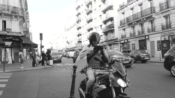 Jovem Macho Capacete Moto Rua Estrada Com Edifícios Preto Branco — Vídeo de Stock