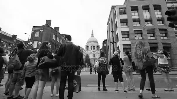 Menschen an der St. Pauls Kathedrale — Stockvideo