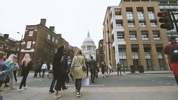 Personas junto a la Catedral de San Pablo — Vídeo de stock