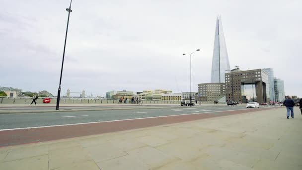 Verkeer op london bridge — Stockvideo