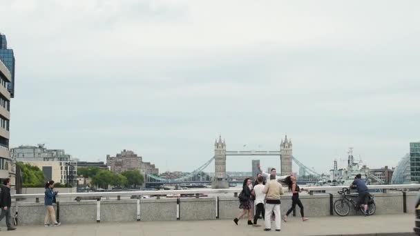 Menschen in London mit Tower Bridge im Hintergrund — Stockvideo
