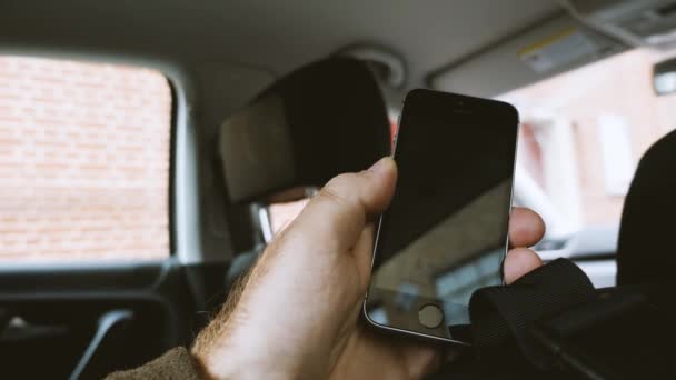 Крупный План Мужской Руки Использование Нового Смартфона Внутри Автомобиля — стоковое видео