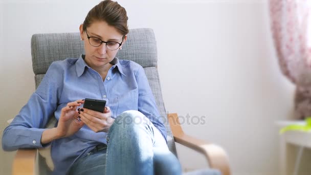 Mujer usando teléfono móvil — Vídeo de stock