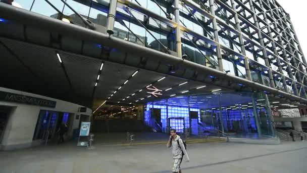 Mensen bij Cannon Street station ingang — Stockvideo