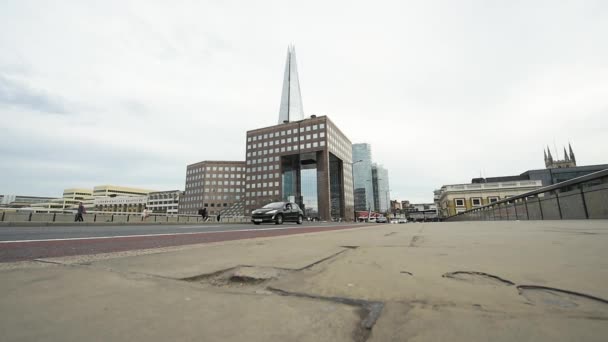 Verkeer op london bridge — Stockvideo