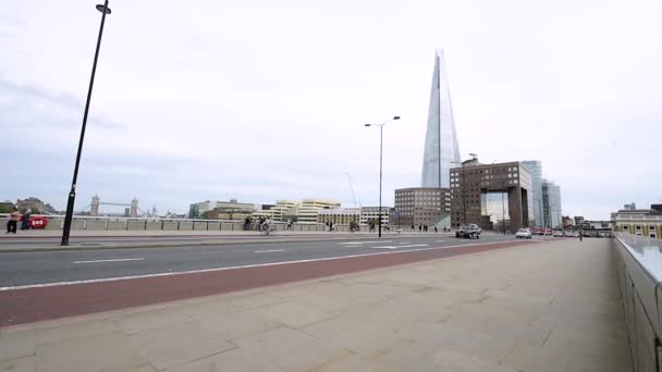 Verkeer op london bridge — Stockvideo