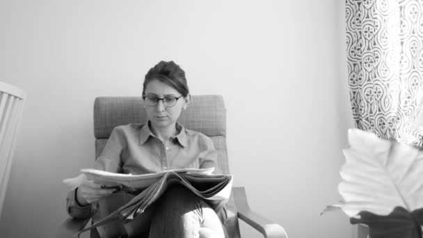 Kobieta czytająca gazeta Le Monde — Wideo stockowe