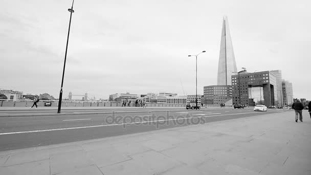 Trafik på london bridge — Stockvideo
