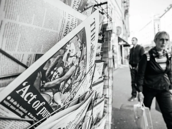 2017 拉斯维加斯拍摄报纸纽约时报 》 的人 — 图库照片
