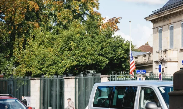 Полумачта посольства США после терактов в Лас-Вегасе — стоковое фото