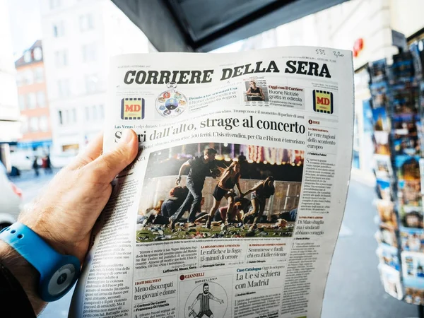 2017 Las Vegas Strip shooting newspaper Corriere della sera ital — Stock Photo, Image