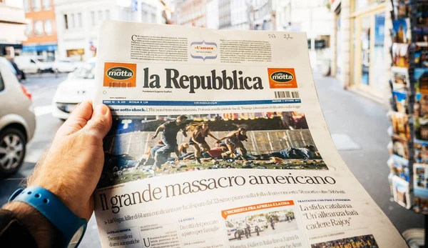 Prensa italiana, la República, 2017 Las Vegas Strip tiroteo de noticias —  Fotos de Stock