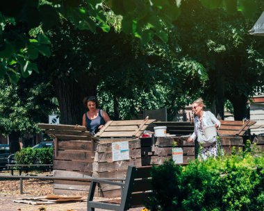 Kentsel çevre üst düzey kadın kompost kompost insanlar