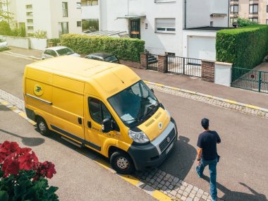 La Poste sarı teslim van doğru yürüyen adam kurye