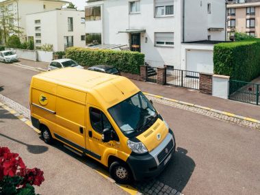 La Poste sarı teslim van