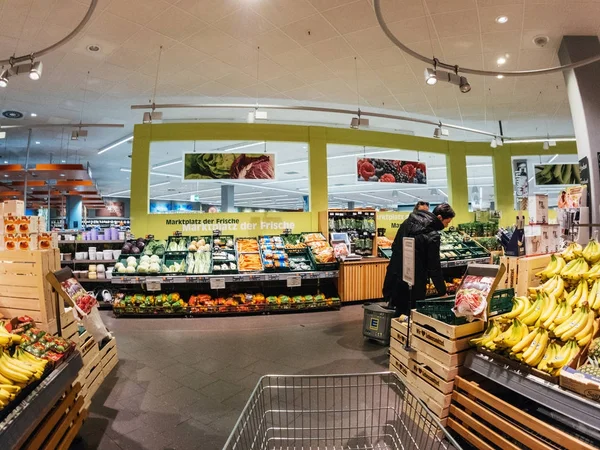 Pessoas que compram frutas e legumes frescos — Fotografia de Stock