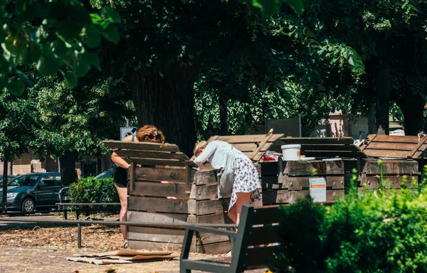 Gente compostando en ambiente urbano mujeres mayores compostando — Foto de Stock