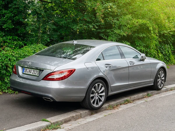 Luxo Mercedes-benz CLS carro estacionado na cidade alemã — Fotografia de Stock