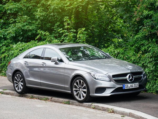 Coche Mercedes-benz CLS de lujo estacionado en la ciudad alemana — Foto de Stock