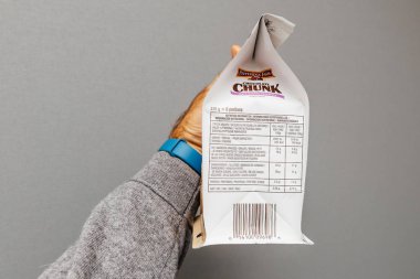 Kurabiyeleri çantayla erkek holding 