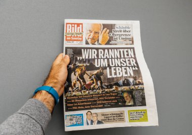 Las Vegas çekim hakkında gazete olan adam 