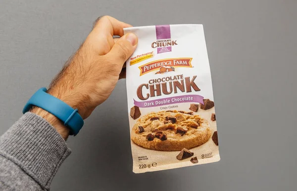 Férfi gazdaság táska a cookie-k — Stock Fotó