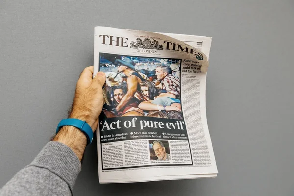 Las Vegas çekim hakkında gazete olan adam 