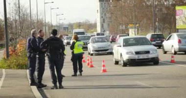 Fransız polis araç kontrol