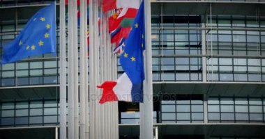 Bayraklar yarıya Avrupa Parlamentosu önünde 