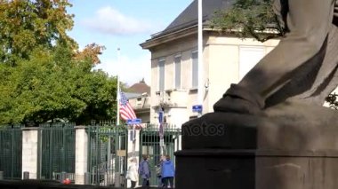 Amerika Birleşik Devletleri bayrağı uçan yarıya 