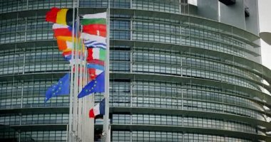 Bayraklar yarıya Avrupa Parlamentosu önünde 