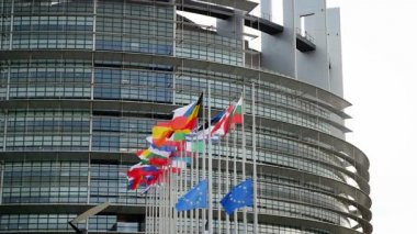 Bayraklar yarıya Avrupa Parlamentosu önünde 