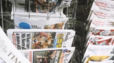 Las Vegas çekim hakkında gazete olan adam 