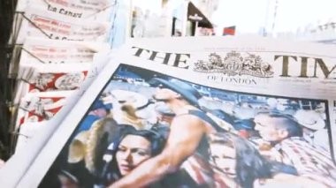 Las Vegas çekim hakkında gazete olan adam 