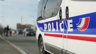 Fransız polis araç kontrol