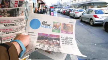 Las Vegas çekim hakkında gazete olan adam 