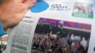 Las Vegas çekim hakkında gazete olan adam 