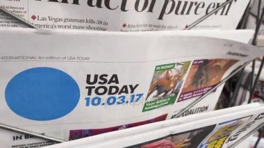 Las Vegas çekim hakkında gazete olan adam 