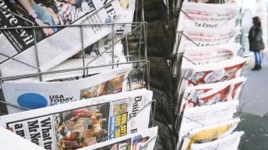 Las Vegas çekim hakkında gazete olan adam 