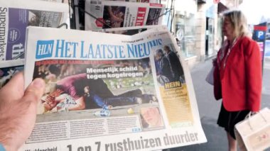Las Vegas çekim hakkında gazete olan adam 